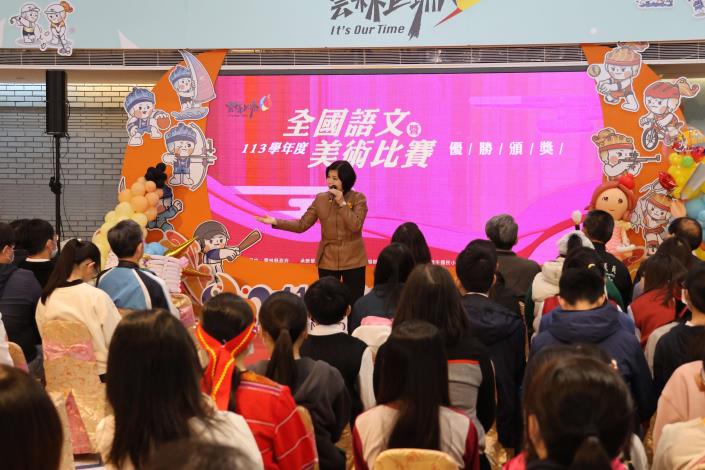 張麗善肯定同學努力，並勉勵得獎者繼續努力、勇敢前行。(記者廖承恩翻攝)