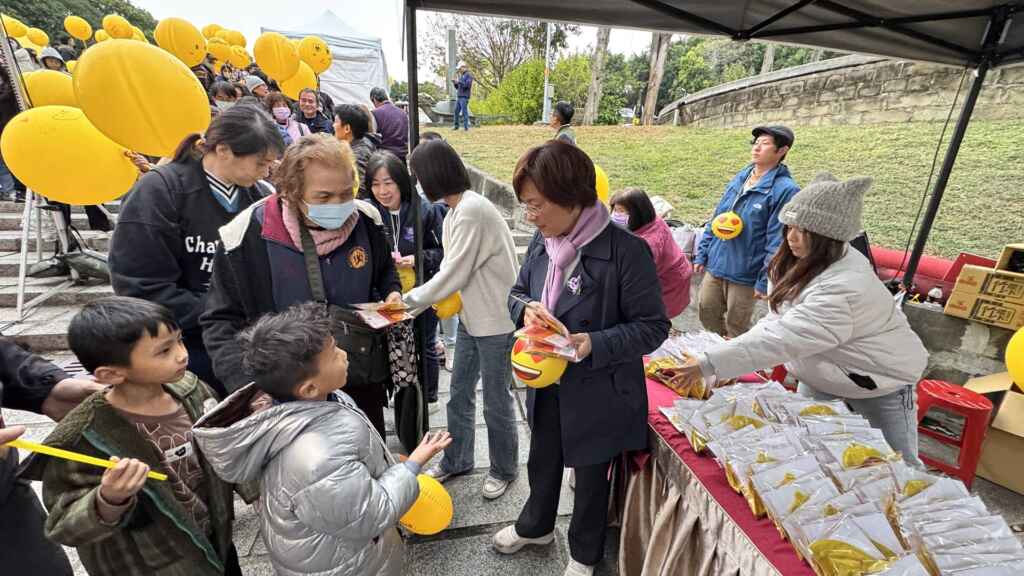 ▲彰化縣長王惠美發放特別版愛心emoji小提燈。（記者林明佑攝）