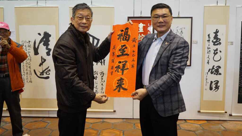 ▲鹿港鎮長許志宏歡迎大眾一起到公會堂遊賞書藝，感受筆墨間的氣韻魅力。（記者林明佑翻攝）