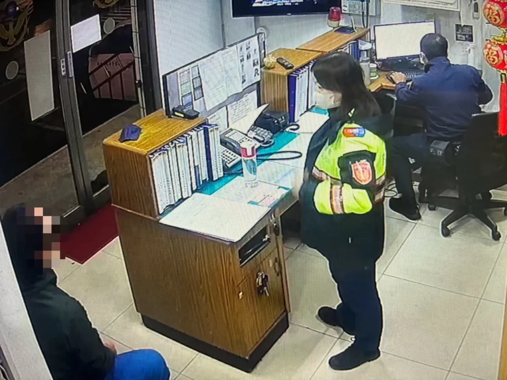 三多派出所警員林欣儀、江凱聖日前執行巡邏勤務，於深夜11時許接獲報案肺患重病男失蹤兩日