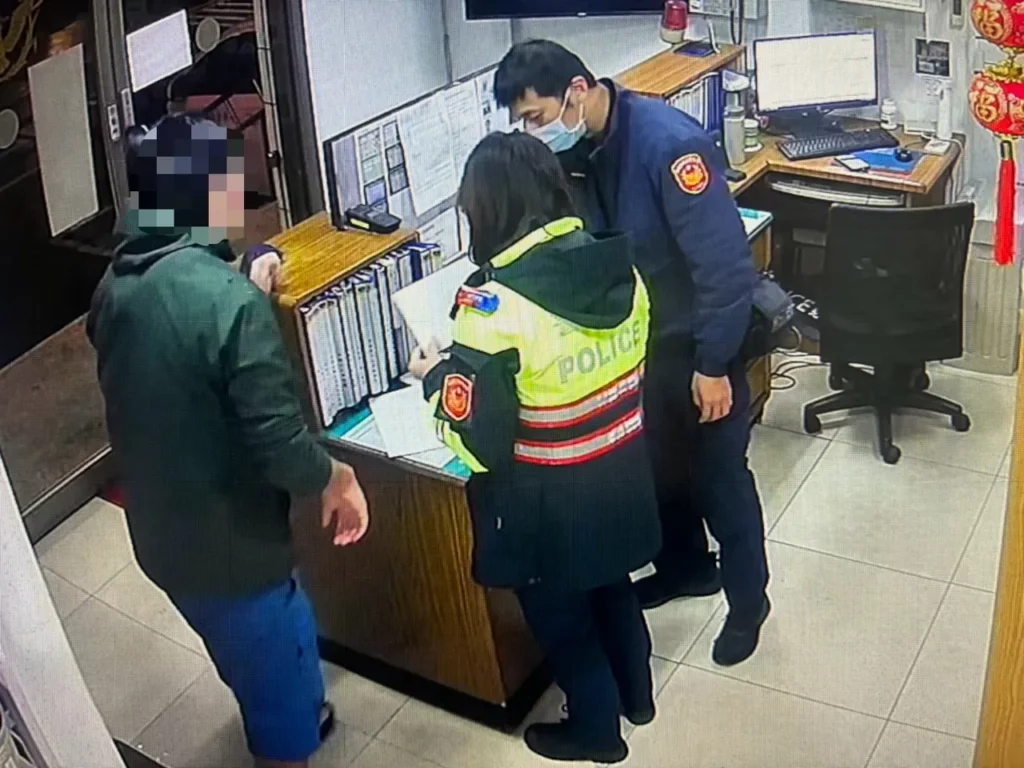 員警了解原委後，立即鎖定王男最終發話位址並循線調閱監視器沿線尋查，最終尋獲失蹤王男，護送平安返家。