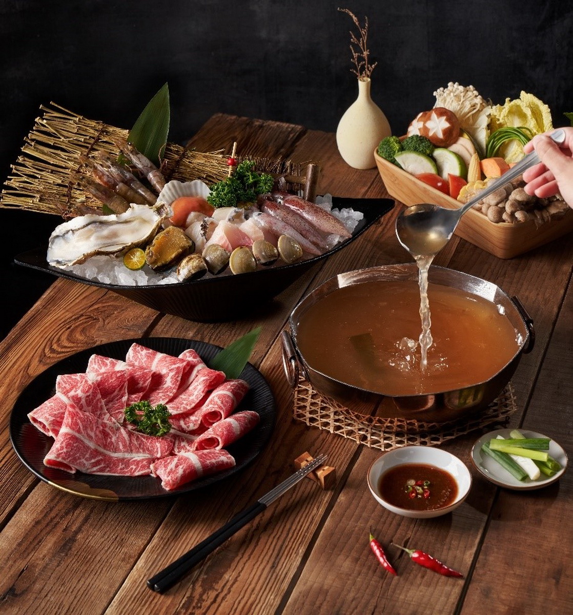 餐飲生力軍「蒔慕」團隊,繼成功打造文青質感複合式咖啡廳「勺日」與新亞洲風味創意料理餐廳「TOK盡興食光」後,全新鍋物品牌「荿蒔 敘」將於2月12日在新店裕隆城隆重開幕!