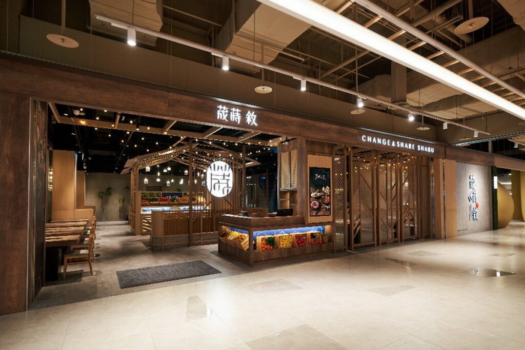 荿蒔 敘店裝以溫暖木質調空間與柔和燈光,打造令人舒適放鬆的用餐環境,每一位到店用餐的顧客都能像回到家般感受到放鬆的心情與滿溢的幸福。