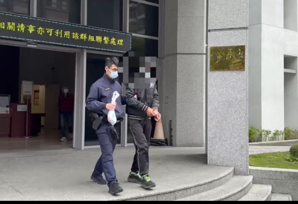 毒男持刀捷運站前揮舞 蘆洲警迅速逮捕起獲安毒送辦 244 248250214a02