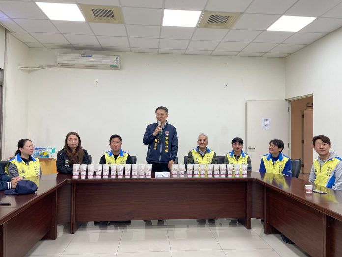 堅守崗位守護燈會治安 中原商圈送美食慰勞壢警 77 S 12173373 scaled