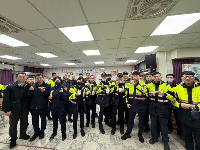 情人節不孤單!龜山分局送金莎溫暖執勤警力 76 S 30384134