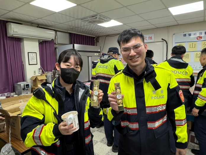 情人節不孤單!龜山分局送金莎溫暖執勤警力 77 S 30384142