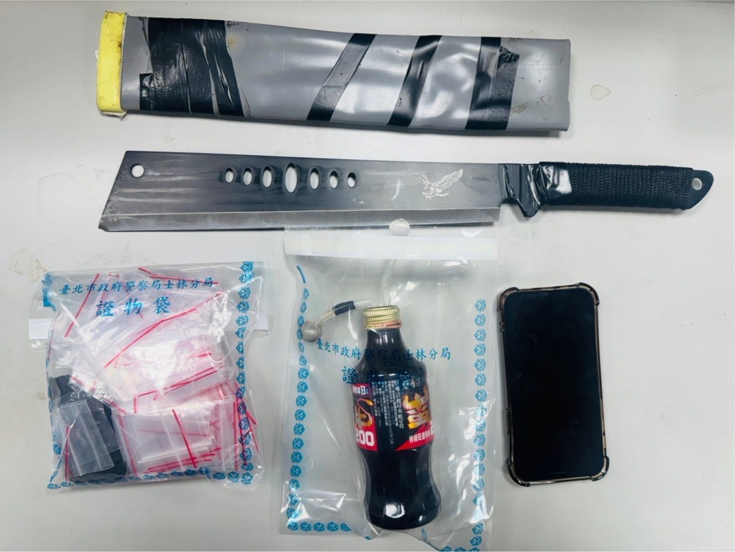 專案首日傳捷報,成功查獲土製爆裂物、開山刀,並偵破販毒案件1件1人、詐欺案件2件2人,展現警方對黑幫勢力的強勢執法決心。(記者 黃荷琇翻攝)