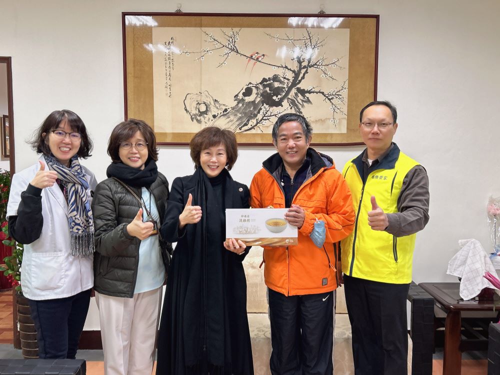 《圖說》板橋榮家推廣運動風氣成立羽球社團展現活力,板橋榮家主任陳桂美〈中〉與左一起劉又瑄藥師、左二保健組長廖淑真、右一板橋榮家副主任劉汝傑合影。〈板橋榮家提供〉