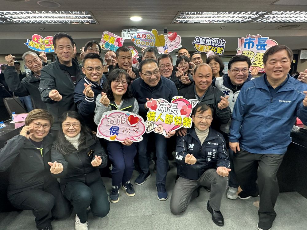 《圖說》五股會後侯友宜和與會里長合照,前排右二民政局長林耀長。〈民政局提供〉