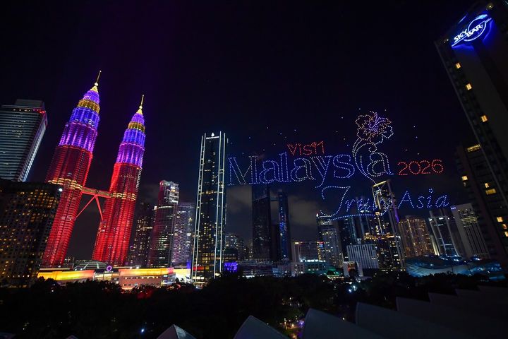 於吉隆坡的國油雙峰塔KLCC前的無人機表演展現2026馬來西亞旅遊年活動標誌。 圖:馬來西亞觀光局/來源