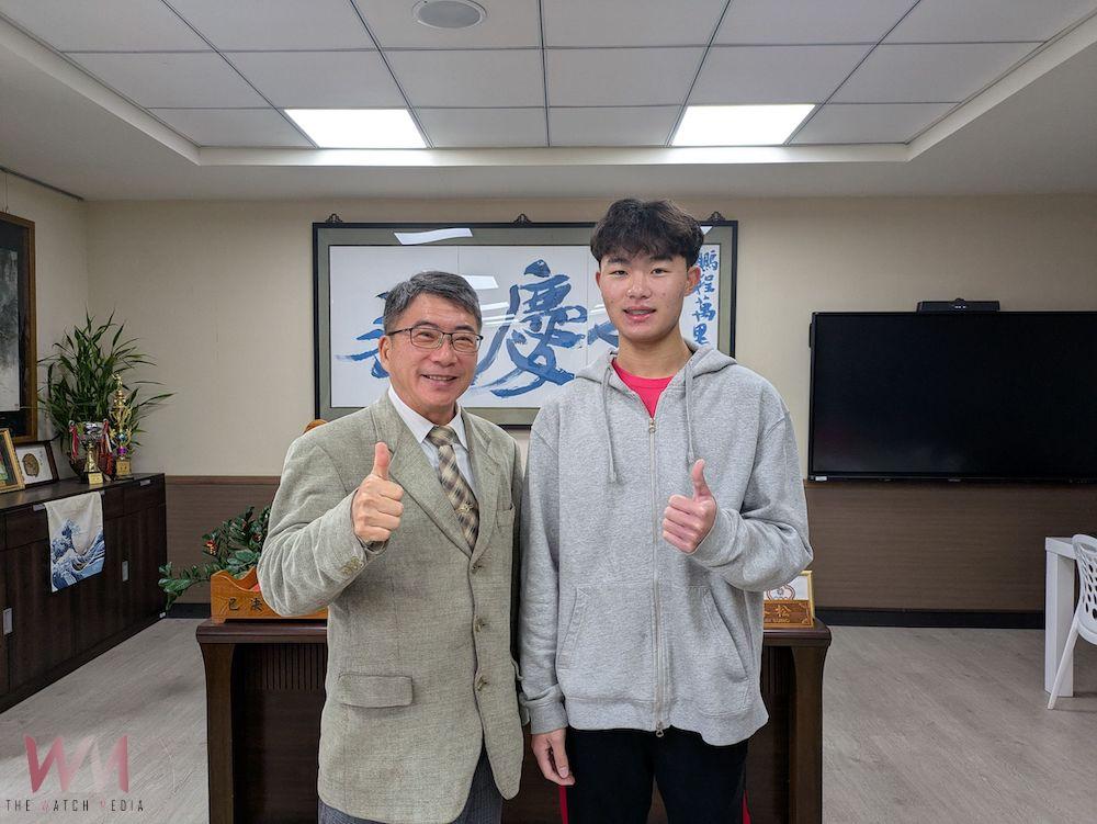 郭春松校長(左)為王宥喆同學(右)喝采。(圖/永慶高中提供)
