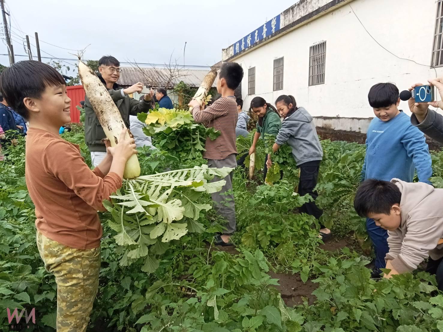 夏季種花生冬季植蘿蔔 竹安國小學童體驗農作又積累畢旅經費 - https://www.watchmedia01.com