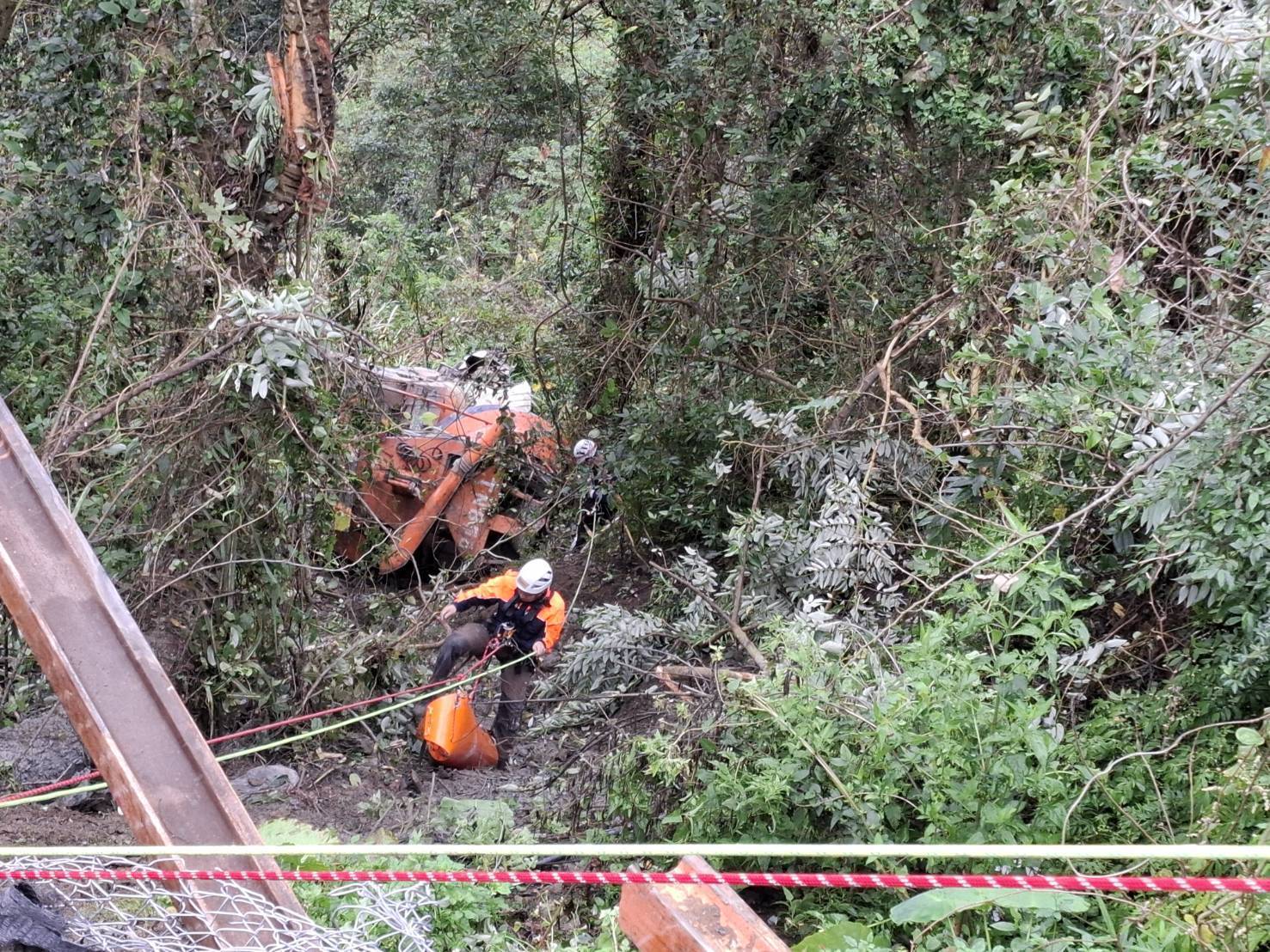 仁愛鄉廬山馬赫坡部落產業道路水泥預拌車墜谷 - https://www.watchmedia01.com