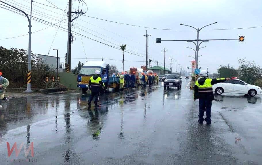 元宵「吃飯擔」萬人齊聚 臺西警冒雨交管守護平安 - https://www.watchmedia01.com