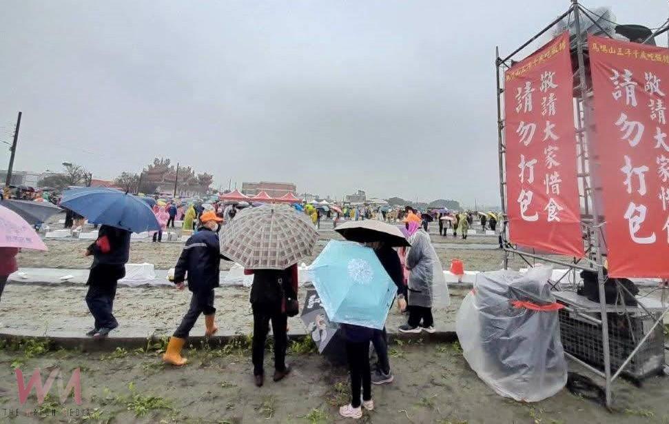 元宵「吃飯擔」萬人齊聚 臺西警冒雨交管守護平安 - https://www.watchmedia01.com