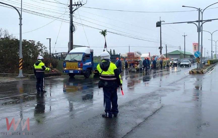 元宵「吃飯擔」萬人齊聚 臺西警冒雨交管守護平安 - https://www.watchmedia01.com