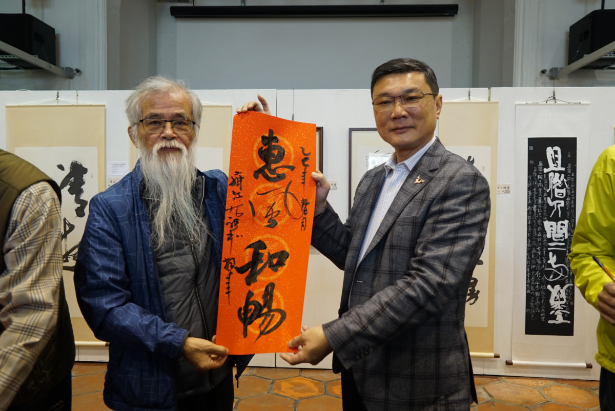 半缸書會諸位書法家用心傳承發揚書法藝術，展現書法形意美感。圖／鹿港鎮公所提供