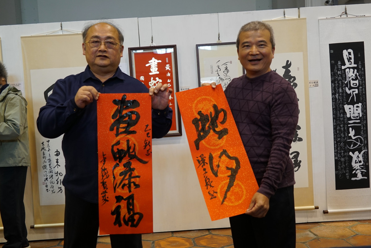 半缸書會諸位書法家用心傳承發揚書法藝術,展現書法形意美感。圖/鹿港鎮公所提供