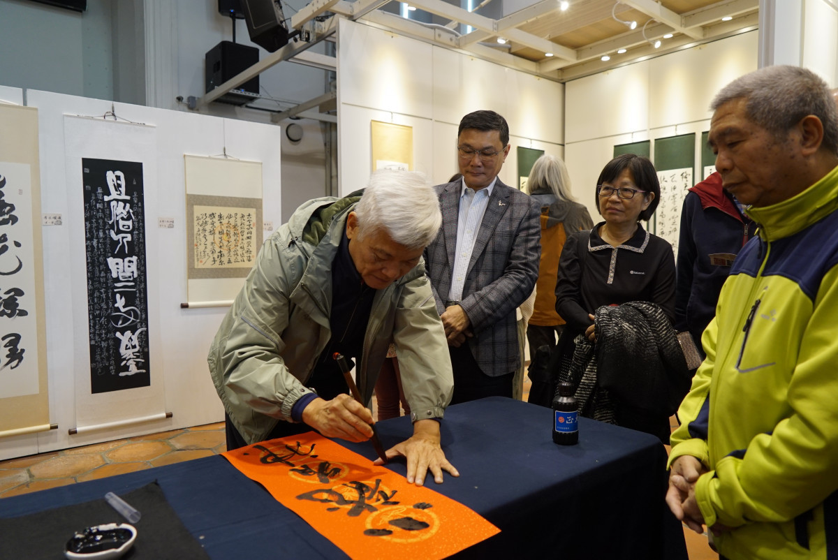 半缸書會諸位書法家用心傳承發揚書法藝術,展現書法形意美感。圖/鹿港鎮公所提供