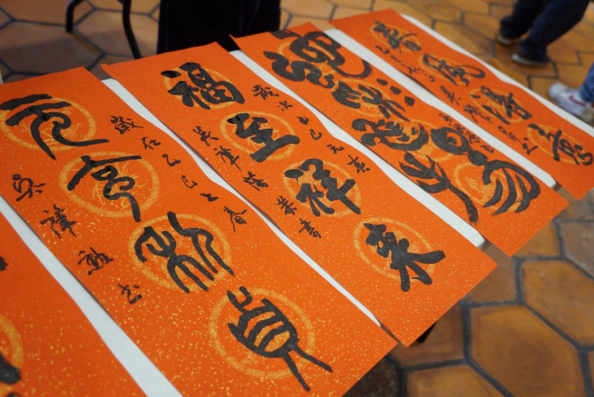 半缸書會諸位書法家用心傳承發揚書法藝術,展現書法形意美感。圖/鹿港鎮公所提供