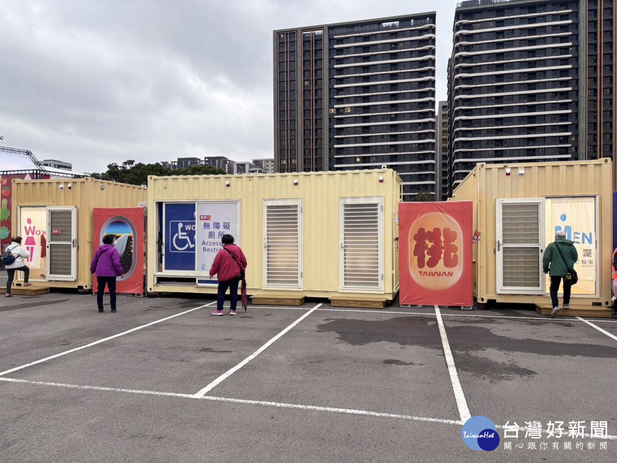 桃環局引入「智慧垃圾桶」及「燈區公廁查詢導引QR code」，提升遊客賞燈品質。