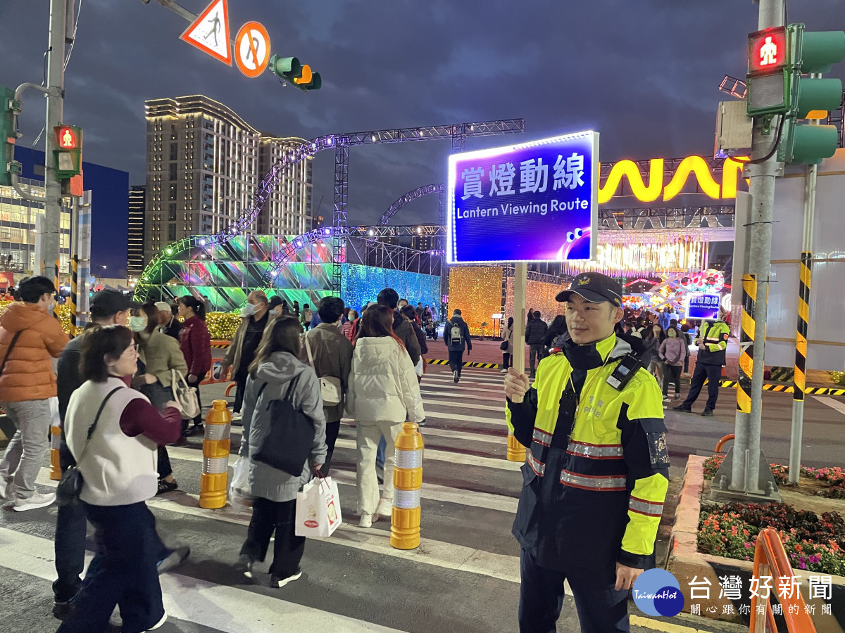 中壢警出動LED指示燈導引。