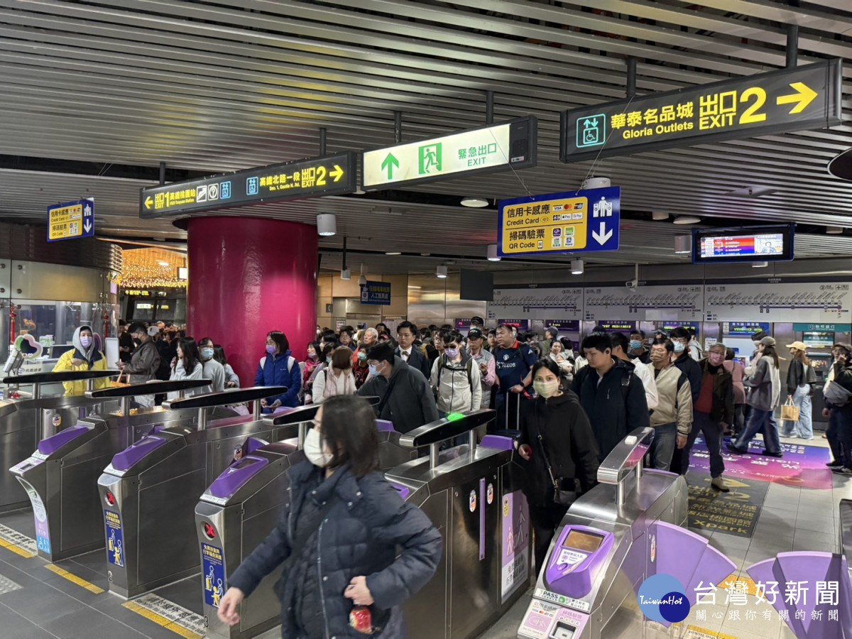 桃捷公司縝密因應燈會人潮，創新區間車靈活調度並提供貼心服務。