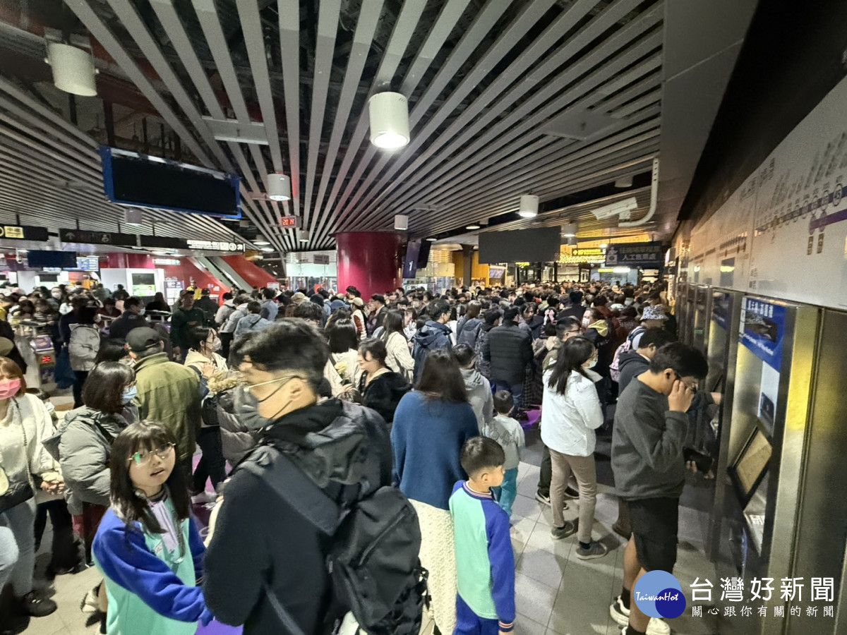桃捷公司縝密因應燈會人潮，創新區間車靈活調度並提供貼心服務。