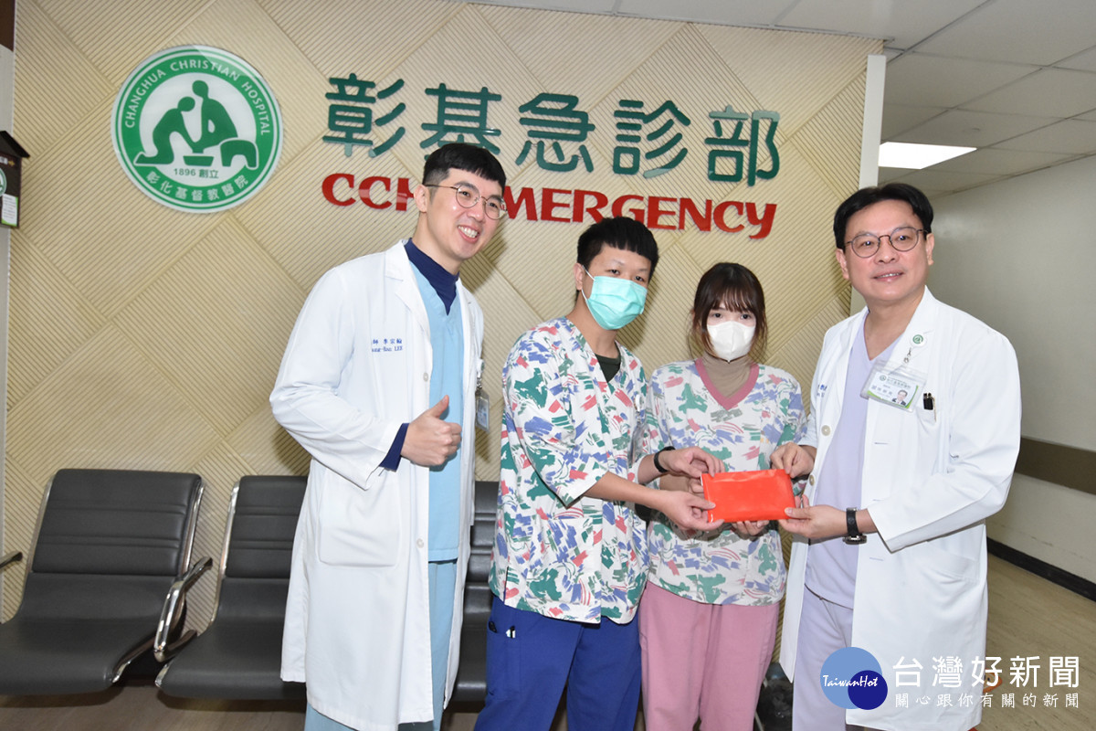 彰基總院長陳穆寬（右一）頒發10萬元百貨公司禮券，獎勵郭芸亘（右二）與蘇奕帆。圖／彰基醫院提供