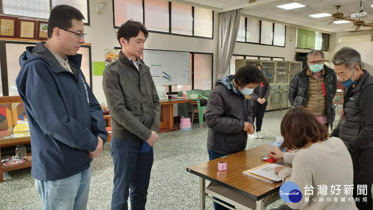 竹市政府產業發展處嚴翊琦處長及農會總幹事陳學立巡查新竹市舊社聯里投開票所。