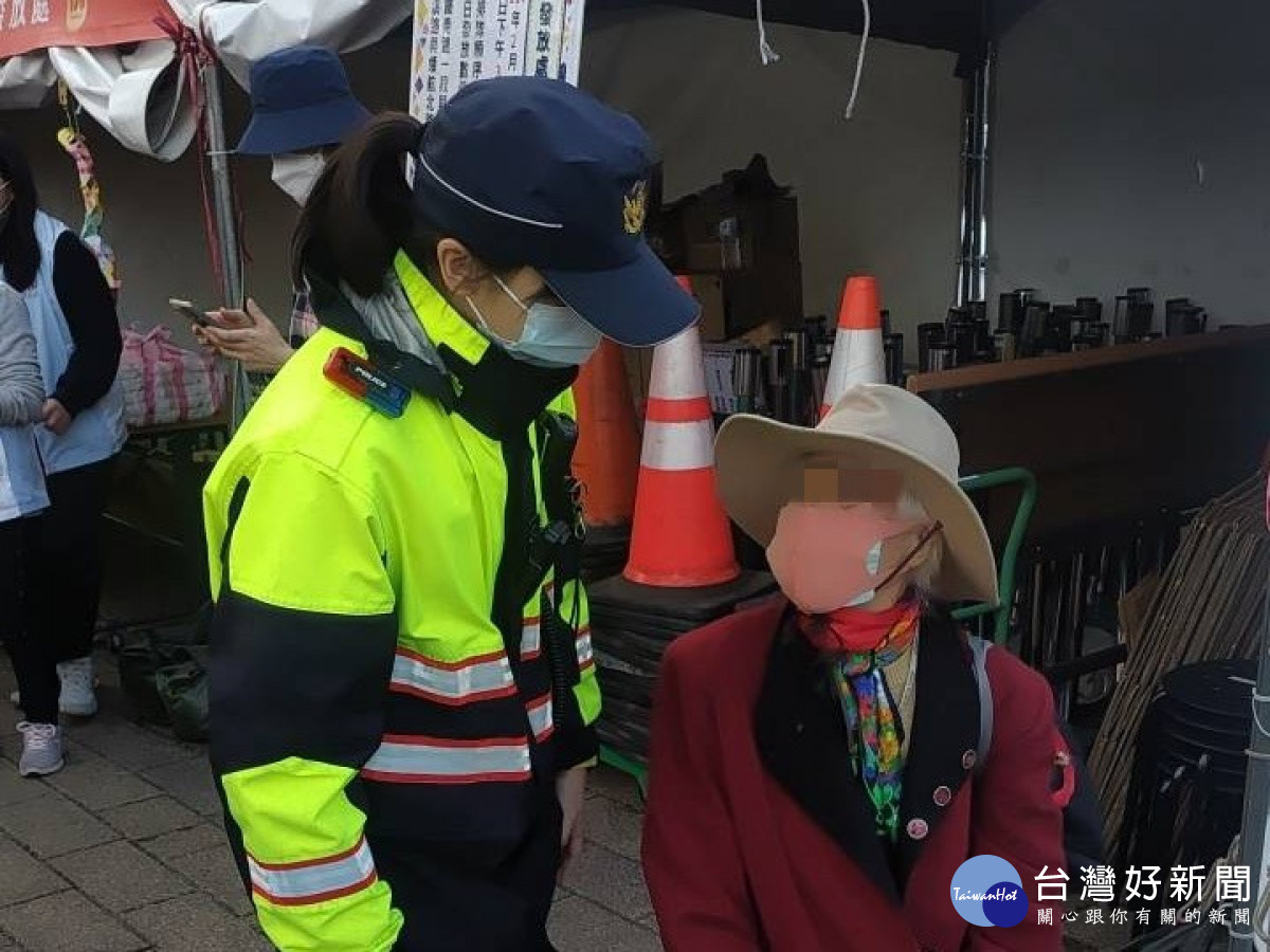 情人節賞燈母女走散，中壢警30分鐘內尋回。