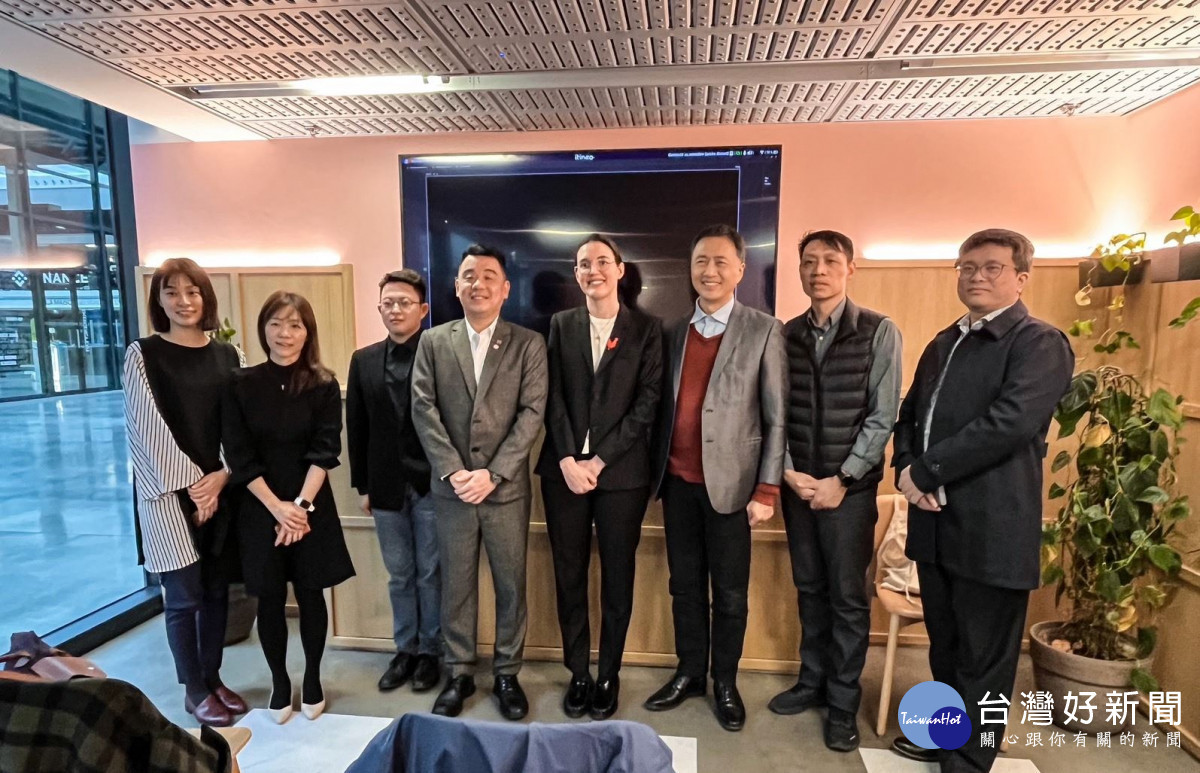 金副秘書長及市府參訪團員與La Mission French Tech代表紀念合影。