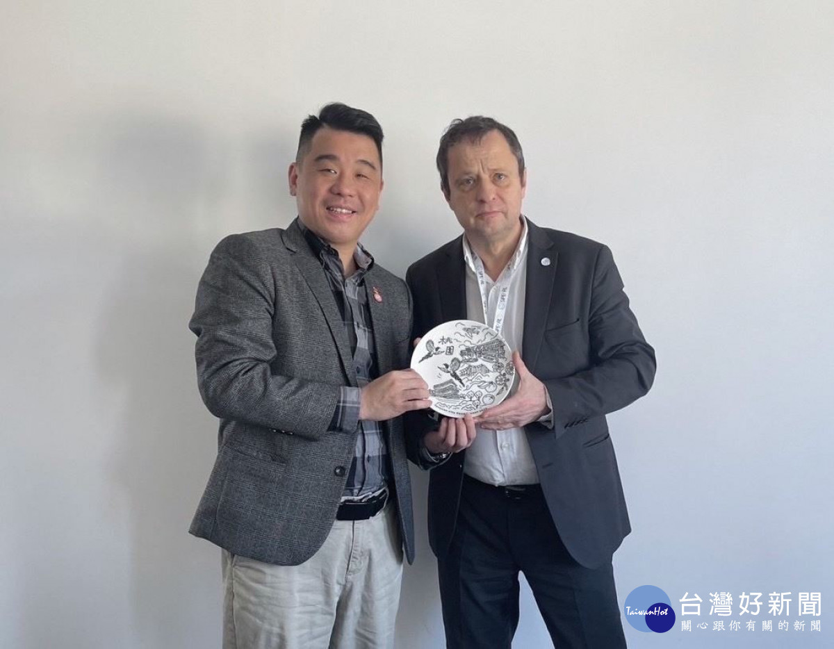 金副秘書長與SiPearl執行長Philippe Notton 先生互贈禮物。