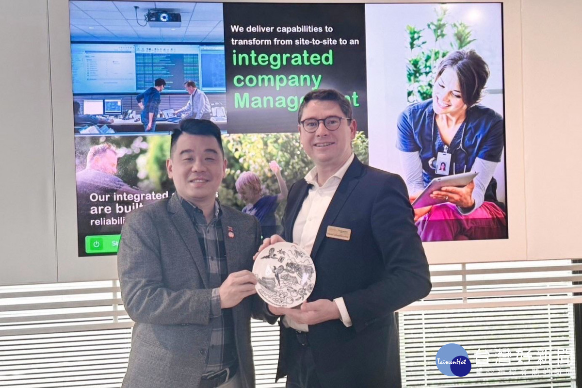 金副秘書長與Schneider Electric SE 接待大使互贈禮物。