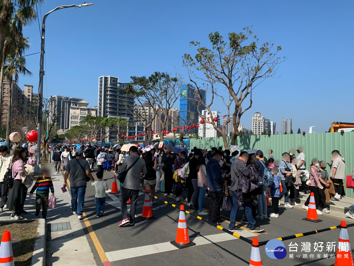 警民合力守護燈會安全。