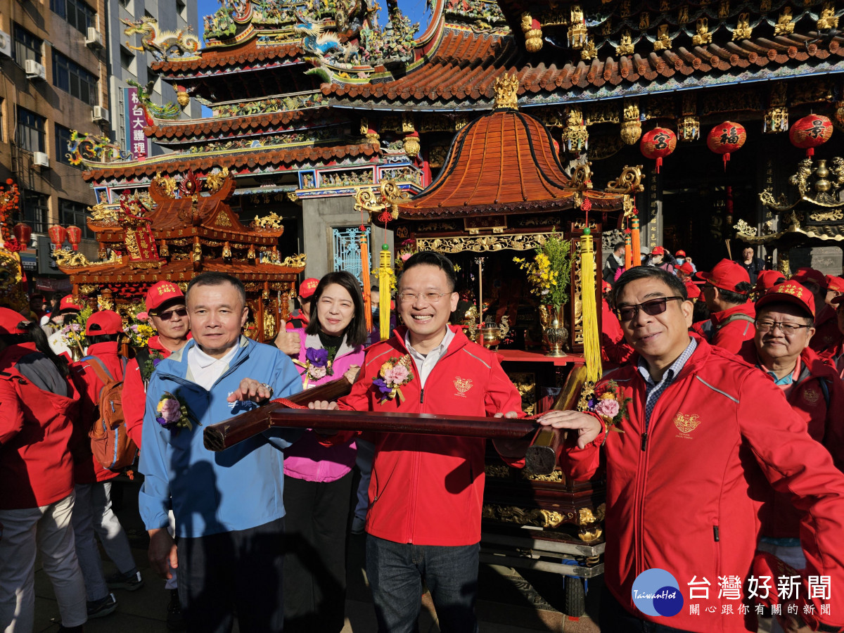 蘇副市長扶神轎參與遶境踩街活動。<br /><br /> <br /><br />