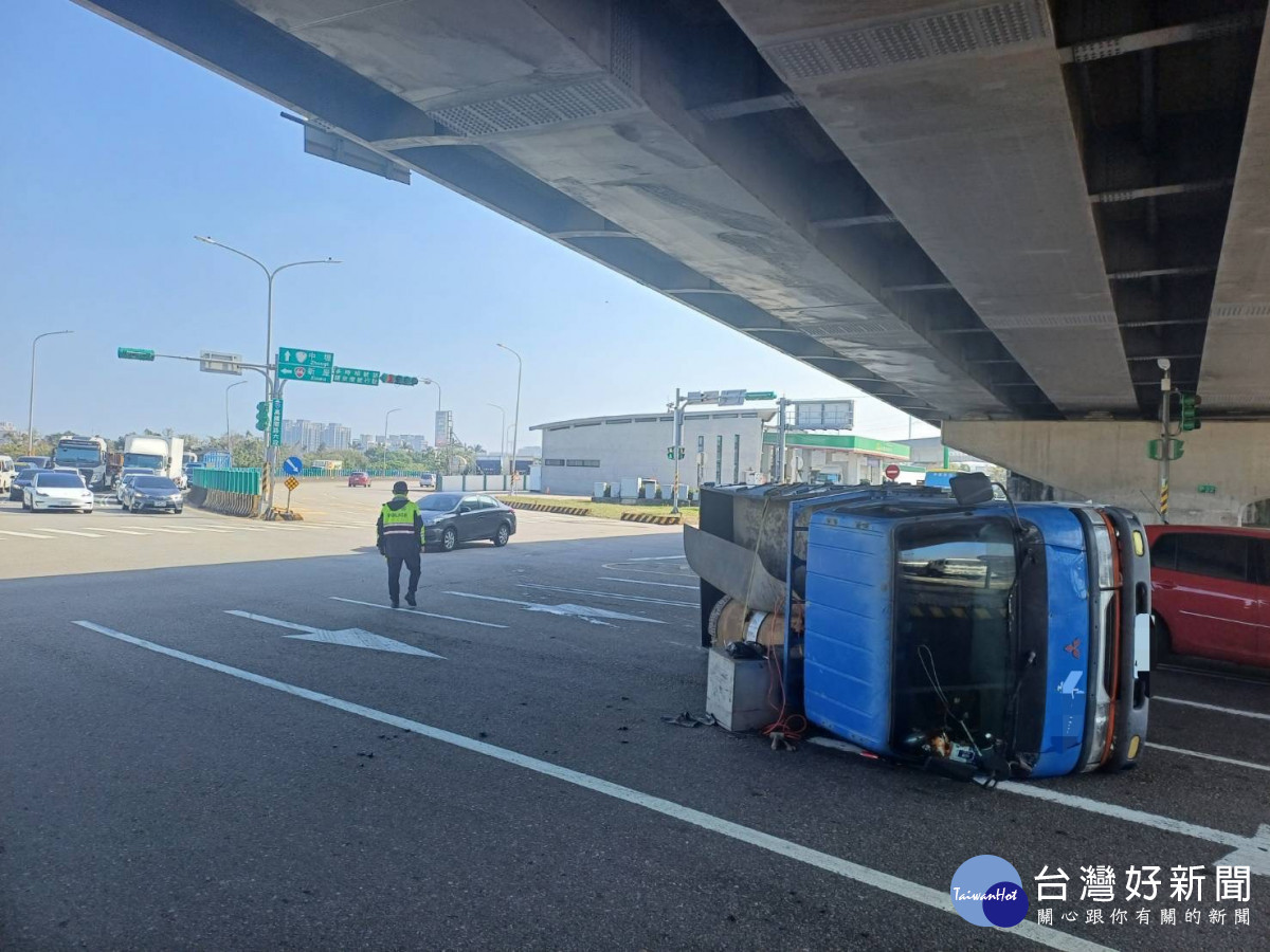 執行燈會勤務遇車禍，警急救護疏導交通。