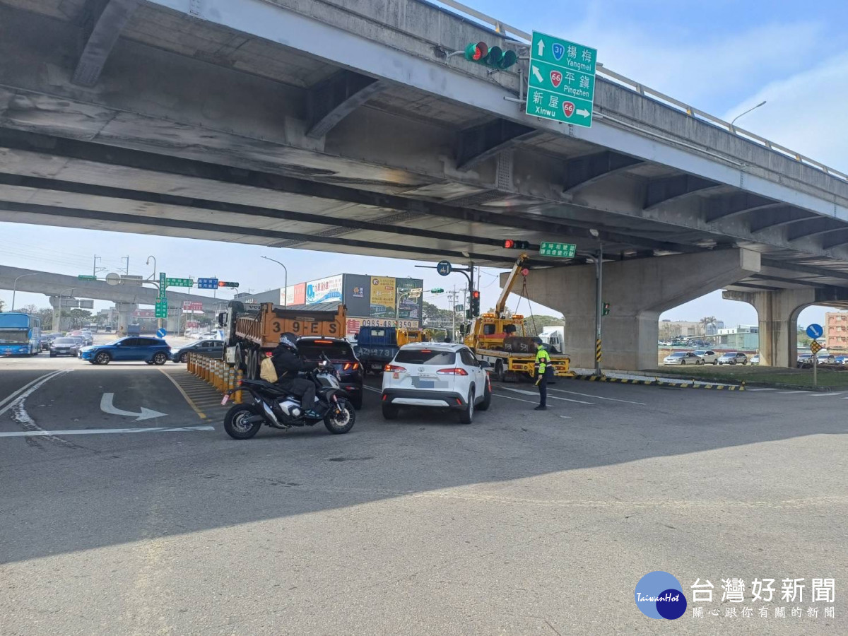 執行燈會勤務遇車禍,警急救護疏導交通。
