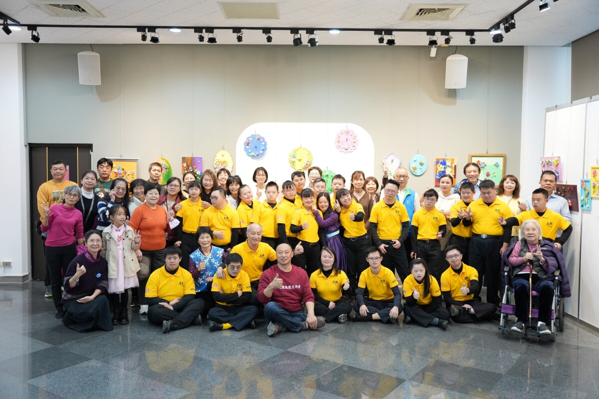 ▲「舒發意象 妏心昂揚-陳舒妏個展」開幕式合影。(圖/屯區藝文提供)