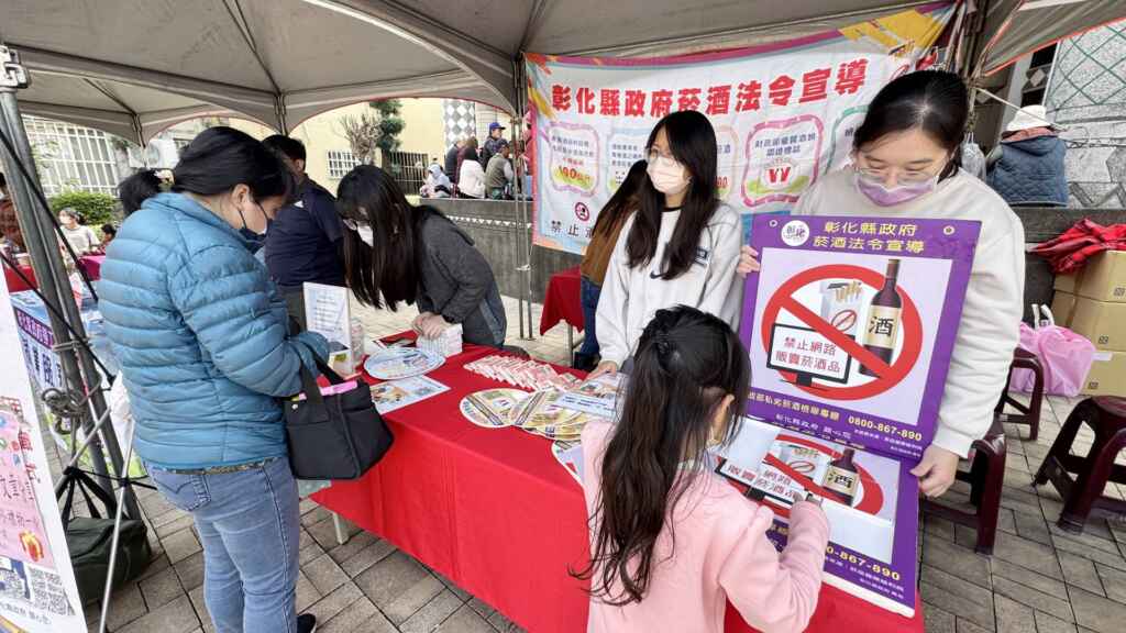 ▲各項權益福利諮詢服務與宣導攤位。（記者林明佑攝）