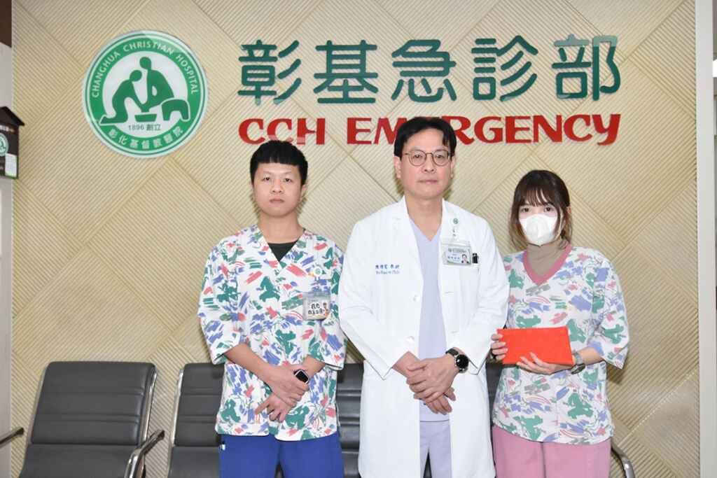 ▲彰基總院長陳穆寬（圖中）表示，這正是我們這幾年來努力重塑醫院文化所期望看到的精神 - 正直、熱情，與對生命的無私奉獻。（彰基醫院提供）