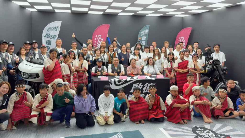 ▲南投縣仁愛鄉都達國小學童今天來到啟德國際重機車業，感受體驗重機的震撼與樂趣。（記者林明佑翻攝）