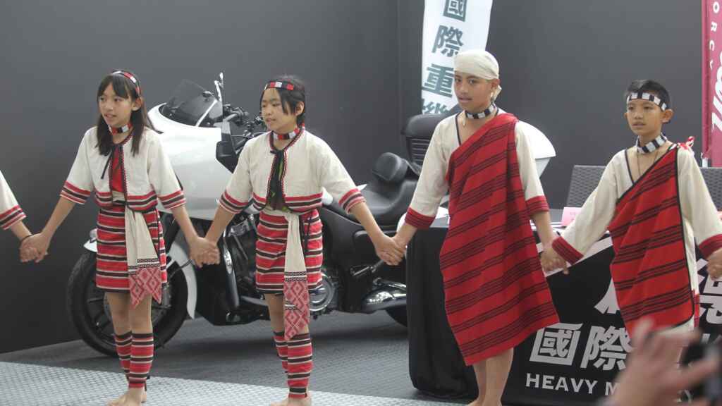 ▲都達國小賽德克族學童舞蹈表演。（記者林明佑翻攝）
