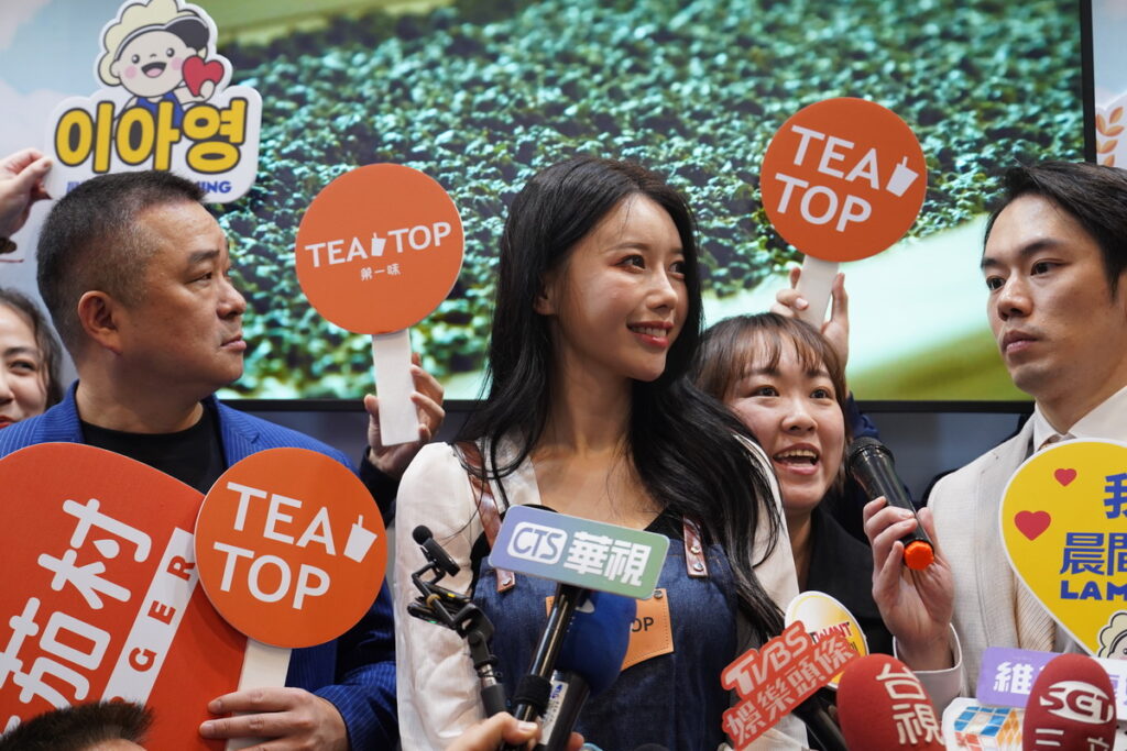 李雅英將帶領觀展民眾走訪晨間廚房、蕃茄村、焦糖楓、30000+碳中和餐盒、TeaTop 第一味等五家品牌展覽攤位