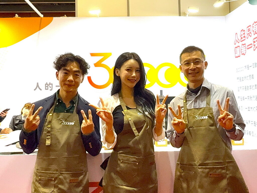 李雅英將帶領觀展民眾走訪晨間廚房、蕃茄村、焦糖楓、30000+碳中和餐盒、TeaTop 第一味等五家品牌展覽攤位