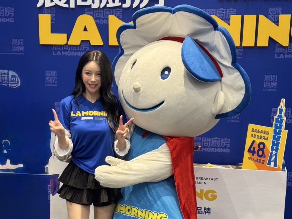 李雅英將帶領觀展民眾走訪晨間廚房、蕃茄村、焦糖楓、30000+碳中和餐盒、TeaTop 第一味等五家品牌展覽攤位