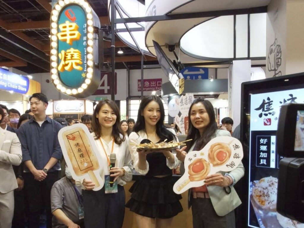 李雅英將帶領觀展民眾走訪晨間廚房、蕃茄村、焦糖楓、30000+碳中和餐盒、TeaTop 第一味等五家品牌展覽攤位