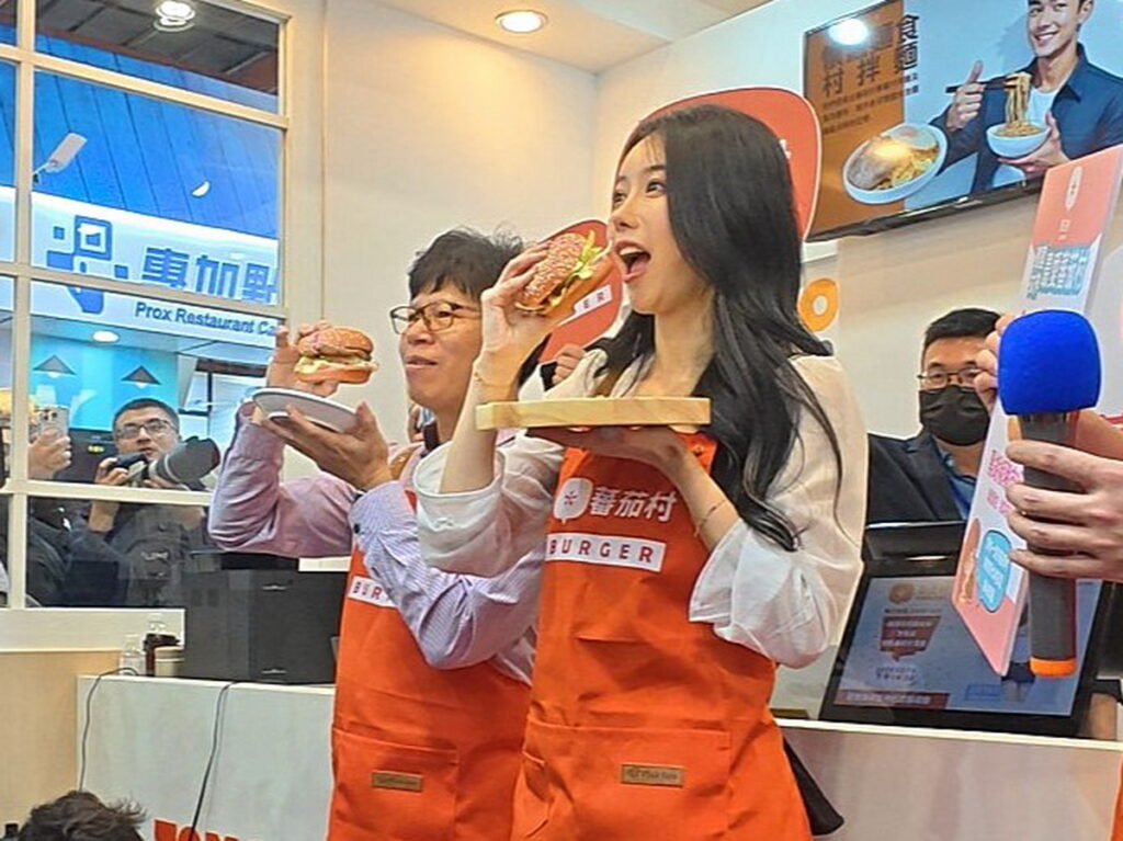 李雅英將帶領觀展民眾走訪晨間廚房、蕃茄村、焦糖楓、30000+碳中和餐盒、TeaTop 第一味等五家品牌展覽攤位
