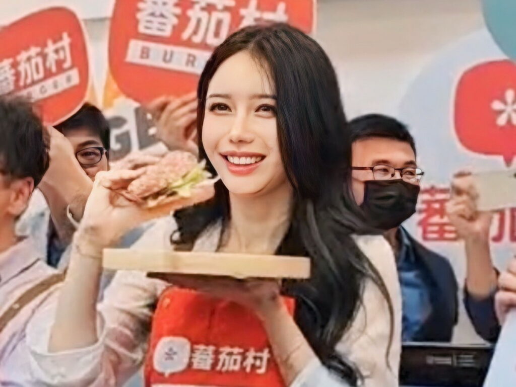 李雅英將帶領觀展民眾走訪晨間廚房、蕃茄村、焦糖楓、30000+碳中和餐盒、TeaTop 第一味等五家品牌展覽攤位